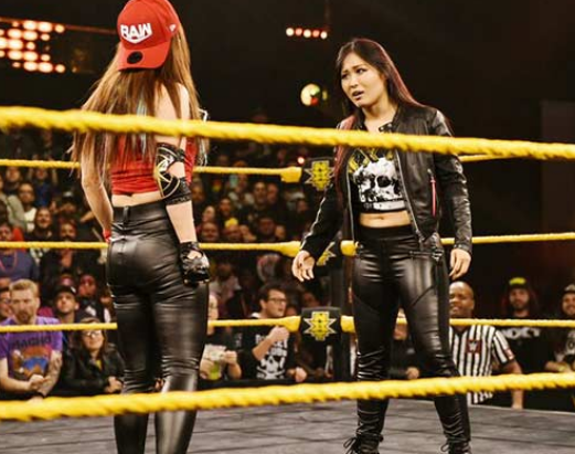 NXT UK女子王者ケイ・リー・レイとダコタ・カイの一戦は、ケイが勝利。するとカーメラらスマックダウン(SD)の女子スーパースターたちが2人を襲撃。ここにNXTとロウの女子メンバーも姿を現して大乱闘に発展した。ロウ所属のカイリはインセインエルボーを放って暴れるや、NXT所属のイオと激しくにらみ