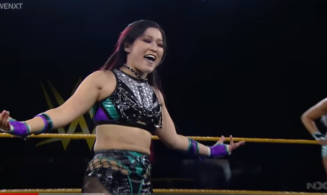 NXT女子王者暗黒の逸女紫雷イオ