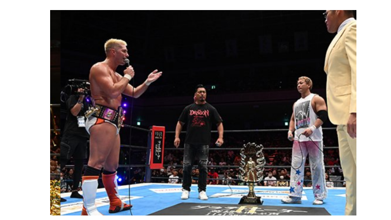 ザック・セイバーJr.が「KING OF PRO-WRESTLING 2024」で内藤哲也を破り、TMDKメンバーと共にIWGP世界ヘビー級王座の勝利を祝う瞬間。